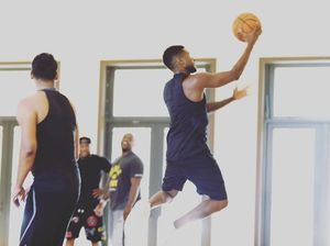 Usher Makin Bugar di Usia Hampir Kepala Empat, Begini Lho Rahasianya