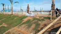 Tanggul tersebut dilengkapi dengan taman.