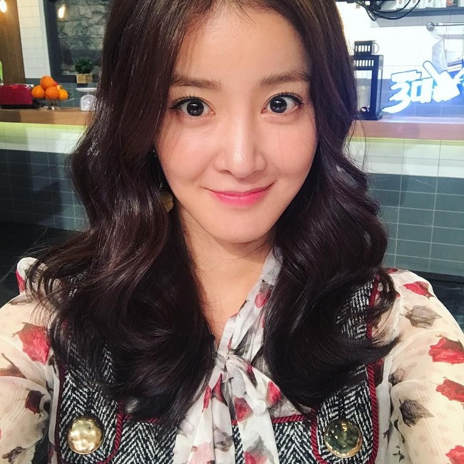 Sukses sebagai TikToker dengan 17 juta followers, tak banyak yang tahu Lee Si Young menikahi konglomerat. Suaminya Cho Seung Hyun adalah pengusaha restoran franchise dengan pendapatan tahunan Rp 289 miliaran. Dia pun membuka restoran salad untuk istrinya. Foto: Instagram @leesiyoung38