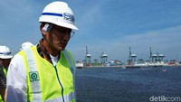 Wakil Gubernur DKI Jakarta Sandiaga Uno meninjau proyek tanggul laut atau National Capital Integrated Coastal Development (NCICD) di kawasan Cilincing, Jakarta Utara.