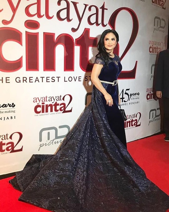 Krisdayanti glamour berbalut gaun biru dari koleksi Under the Star milik Ivan Gunawan yang rilis bulan lalu. Foto: Dok. Instagram
