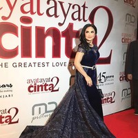 Krisdayanti glamour berbalut gaun biru dari koleksi Under the Star milik Ivan Gunawan yang rilis bulan lalu. Foto: Dok. Instagram