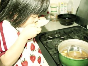 Ada Kisah Haru di Balik Gadis Kecil 4 Tahun yang Jago Masak dan Cuci Piring