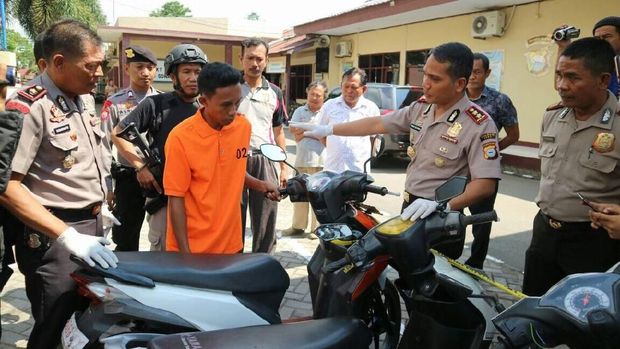 Salah seorang pelaku mengaku berprofesi sebagai wartawan. Dia berperan sebagai penadah