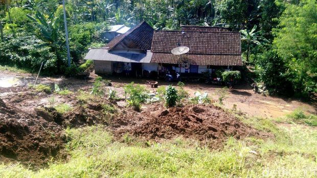ongsor di Blitar terjadi di 4 titik/