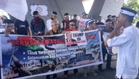 Aksi protes juga diserukan di Makassar, Sulawesi Selatan. Para pendemo ini berorasi di bawah fly over, di Jalan Urip Sumahardjo, Makassar. (Foto: Reinhard Soplantila/detikcom)