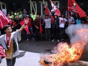 Demonstran Bakar Ban di Depan Kantor BPN Sukabumi