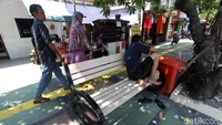 Bangku-bangku tersebut diperuntukan untuk pejalan kaki yang ingin beristirahat sejenak.