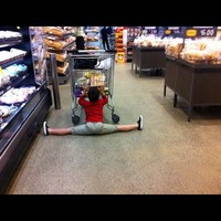 Sembari menunggu ibunya belanja, anak ini melatih kelenturan tubuhnya. Foto: ist