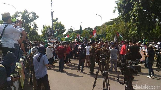 Massa Pendemo di Kedubes AS Bakar Ban dan Berselawat