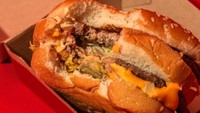Untuk membayangkan seperti apa kenyangnya melahap semua pesanan Trump, inilah tampilan potongan Big Mac. Bun burger mengapit 2 lembar patty, selada dan keju leleh. Foto: This Is Insider