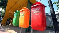 Halte juga dilengkapi dengan bak sampah.