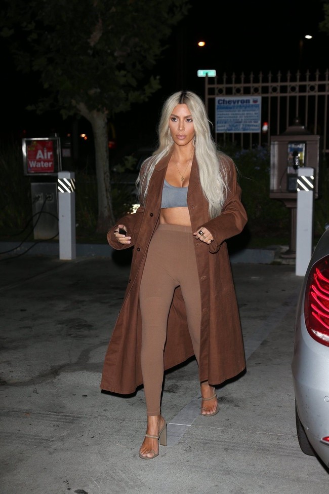 Rapper yang kini menjadi desainer memakai model berharga tinggi yang tak lain adalah istrinya sendiri, Kim Kardashian untuk memamerkan Yeezy Season 6. Seolah dipotret paparazzi jalanan, konsep pemotretan koleksi terbaru Yeezy ini pun banyak menuai kekaguman di dunia maya. Foto: Dok. Yeezy Season 6