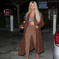 Rapper yang kini menjadi desainer memakai model berharga tinggi yang tak lain adalah istrinya sendiri, Kim Kardashian untuk memamerkan Yeezy Season 6. Seolah dipotret paparazzi jalanan, konsep pemotretan koleksi terbaru Yeezy ini pun banyak menuai kekaguman di dunia maya. Foto: Dok. Yeezy Season 6