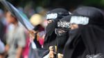 Momen Pendemo Salat Berjemaah di Depan Kedubes AS