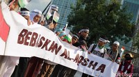Massa aksi di depan Kedubes AS membawa spanduk panjang bertuliskan pembebasan Masjid Al Aqsha di Yerusalem. (Foto: Ari Saputra)