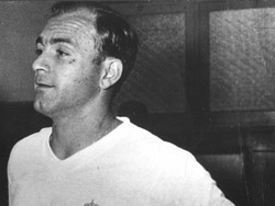 Real Madrid membajak Alfredo Di Stefano dari Barcelona. Saat El Barca tengah bernegosiasi dengan klub Di Stefano, Madrid datang untuk meyakinkan si pemain gabung Los Blancos pada 1953. (Foto: Allsport Hulton/Archive)