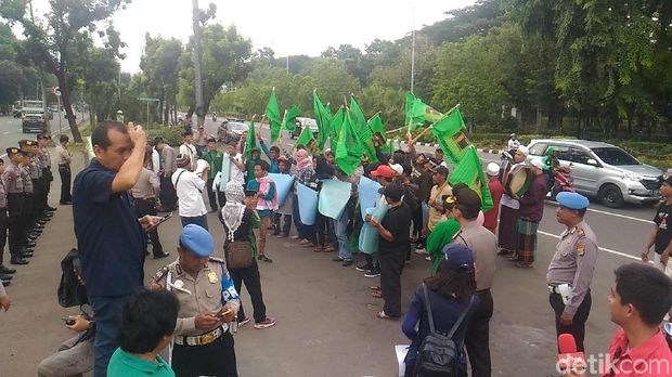 Pengamanan dan demo massa di depan Kedubes Amerika Serikat
