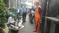 Kondisi pria lansia ini amat sangat memprihatinkan. Pria yang diketahui bernama Udjan Susanto (74) ini tidur beralaskan karton seadanya. Dia memakai baju tidur tipis. Foto: dok Dinas Sosial DKI Jakarta