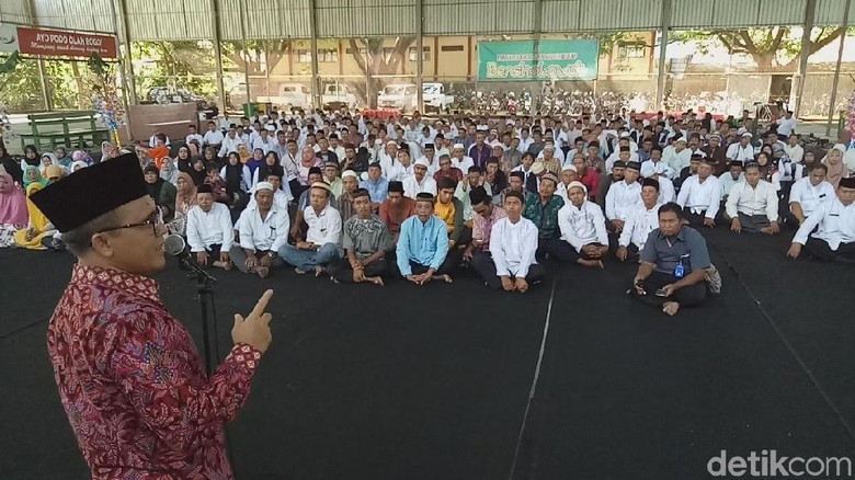 Bupati Anas Berangkatkan Dua Petugas Kebersihan Ibadah Umroh Bupati Anas Berangkatkan Dua Petugas Kebersihan Ibadah Umroh