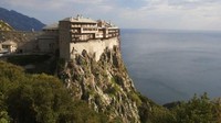Tempat pertama yang menolak keberadaan kaum hawa adalah komplek biara di Gunung Athos, Yunani. Destinasi ini pun didominasi oleh para kaum pria penganut agama Kristen Orthodok yang sangat konservatif (Thinkstock)