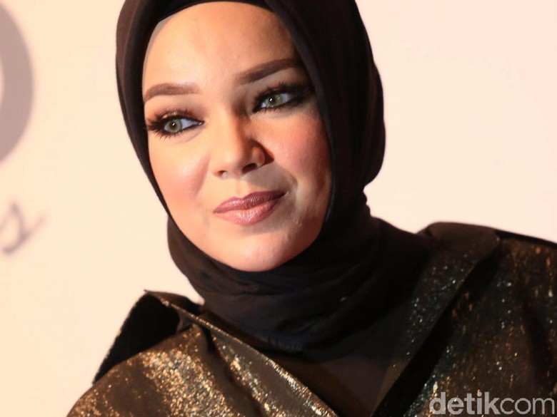Promo Film Usai, Dewi Sandra Fokus Lagi Urus Suami dan Bisnis Promo Film Usai, Dewi Sandra Fokus Lagi Urus Suami dan Bisnis