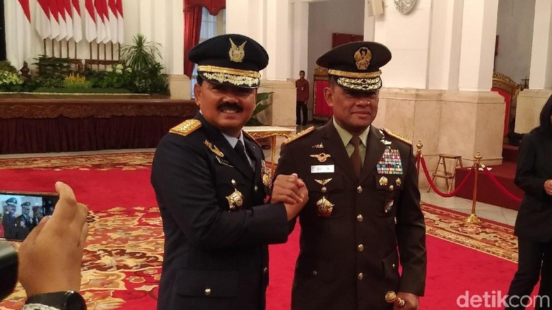 Beda Momen Pelantikan Gatot dan Hadi sebagai Panglima TNI Beda Momen Pelantikan Gatot dan Hadi sebagai Panglima TNI