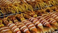 Hampir sama di Indonesia, Thailand juga punya ragam sate-satean enak. Dipanggang dengan arang, cumi-cumi, kerang hingga ragam seafood diolesi bumbu di dibakar hingga matang. Makan dengan cocolan sambal yang gurih asam! Foto: Istimewa