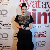 Tatjana Saphira elegan bergaun hitam dengan aksen embroidery di dada dari Sebastian Gunawan. Foto: Dok. Instagram