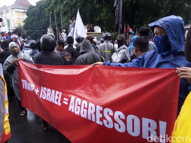 Massa di Solo Desak RI Putuskan Hubungan Diplomatik dengan AS Massa di Solo Desak RI Putuskan Hubungan Diplomatik dengan AS