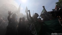 Massa juga membaca selawat sambil mengepalkan tangan ke atas.