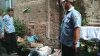 Petugas Pelayanan, Pengawasan dan Pengendalian Sosial (P3S) Suku Dinas Sosial Jakarta Barat menyelamatkan Udjan pada Kamis (7/12) kemarin. Petugas datang setelah ada laporan dari aparat kelurahan Duri Utara, Kecamatan Tambora, Jakarta Barat. (Foto: Dok. Dinsos)