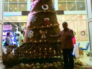 Sambut Natal, Warga Gorontalo Buat Pohon Natal dari Sabut Kelapa