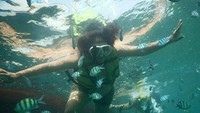 Nah, di foto tersebut Ely sangat mahir berenang maupun snorkeling. Foto: Instagram @mpok_ely_rosy_