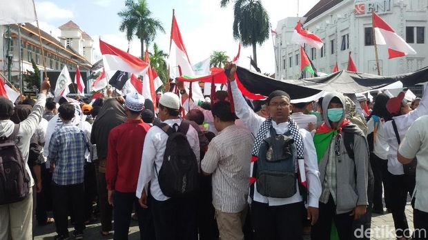 Aksi mengecam Presiden Donald Trump di Yogyakarta.