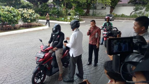 Anies membayar Rp 100 ribu.