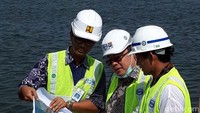 Wakil Gubernur DKI Jakarta Sandiaga Uno dan Kepala Bappenas Bambang Brodjonegoro berdiskusi soal pembangunan tanggul laut.