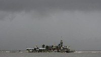 Tempat terlarang berikutnya untuk kaum hawa adalah Masjid Haji Ali Dargah yang terletak di sisi Selatan Mumbai. Padahal masjid ini merupakan salah satu landmark Mumbai yang sudah terkenal (Punit Paranjpe/REUTERS)