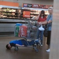 Lelah menunggu orangtua yang tidak kunjung selesai belanja, anak ini pilih masuk ke bawah trolley. Foto: ist