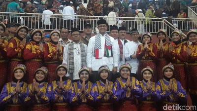 Momen Anies Pakai Syal Indonesia-Palestina Saat Kunker