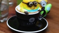 Banana! Si kuning Minion dalam cangkir kopi ini tampak seperti sungguhan ya. Sssttt ini buatan barista Indonesia lho. Foto: Istimewa