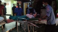 Petuas P3S Sudinsos Jakarta Barat kemudian berkordinasi dengan pihak ambulans gawat darurat (AGD) 112 Dinas Kesehatan. Udjan kemudian dirujuk ke RSUD Tarakan, Jakarta Pusat, untuk mendapat penanganan medis lebih lanjut. (Foto: Dok. Satgas P3S Jakbar)