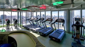 Salah satu fasilitas di kantor Google adalah gim gratis dengan peralatan fitness yang lengkap. Foto: Office Snapshot