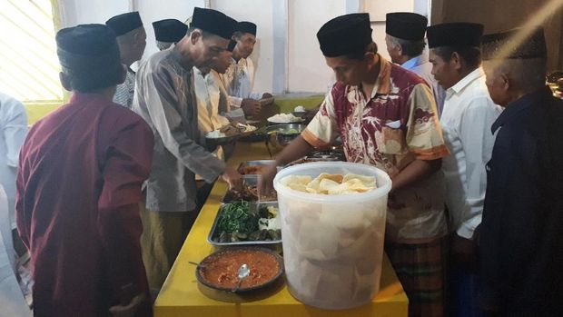 Kegiatan berbagi kepada sesama ini dilakukan setiap Jumat 