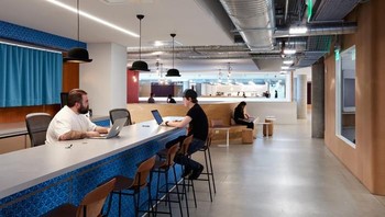 Karyawan seperti berada di rumah sendiri. Foto: Office Snapshot