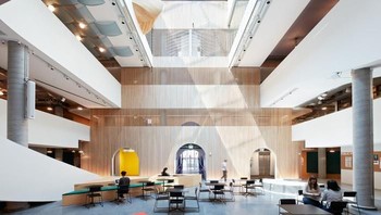 Setiap tahun, Airbnb memberikan subisidi sebesar USD 2000 pada tiap karyawan buat piknik. Foto: Office Snapshot