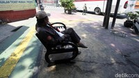 Tak hanya lebar, dibeberapa lokasi juga terdapat bangku.