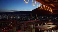 Pemandangan kerlap-kerlip lampu bak Hong Kong ini bisa traveler nikmati dari Bukit Keles. Di sini ada kafe-kafe yang bisa traveler sambangi untuk sekadar bersantai dan ngobrol-ngobrol seru bersama teman-teman. (Wahyu/detikTravel)