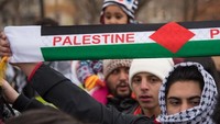 Beberapa dari mereka mengenakan syal keffiyeh khas Palestina atau memakai warna-warna yang menyimbolkan bendera Palestina. Foto: AFP PHOTO/Mari Matsuri