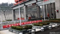 Proyek ini dibangun selama 15 tahun dan menghabiskan biaya US$ 2,3 miliar.